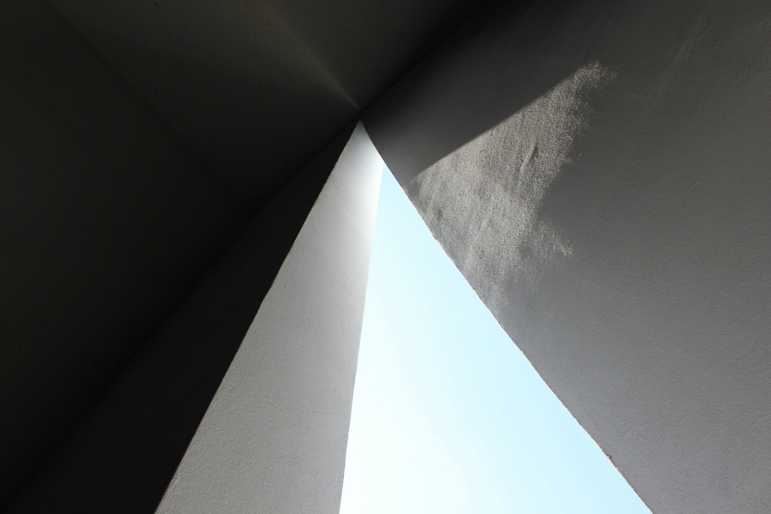 Triángulo mágico de aluminio para el interiorismo y la decoración