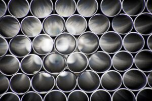 Tubos de metal apilados en una estructura circular