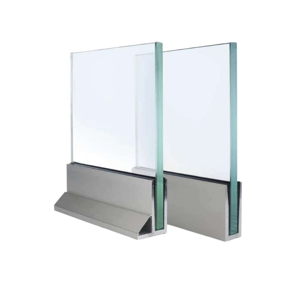 Dos secciones de perfil base de aluminio (uno con embellecedor biselado y otro recto) sujetando firmemente gruesos paneles de vidrio transparente de la Serie E-50V