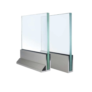 Dos secciones de perfil base de aluminio (uno con embellecedor biselado y otro recto) sujetando firmemente gruesos paneles de vidrio transparente de la Serie E-50V