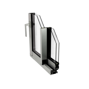Sección transversal técnica en 3D de un perfil de puerta corredera Serie E-140 en aluminio plata, revelando la manilla interior, el doble acristalamiento y la rotura de puente térmico.