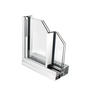 Sección técnica transversal en 3D del perfil corredero minimalista Serie E-150 M en aluminio blanco, mostrando la rotura de puente térmico y el marco inferior enrasado.