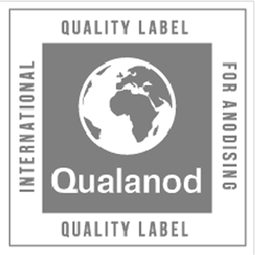 Sello internacional Qualanod con un globo terráqueo, indicando la marca de calidad global para anodizado.