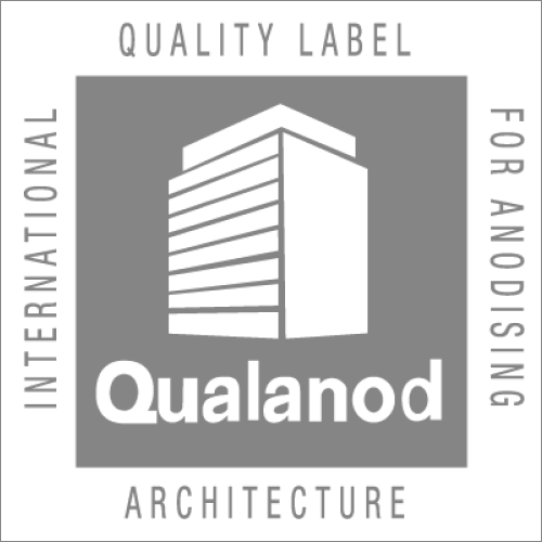 Logotipo internacional Qualanod Architecture que certifica la calidad del anodizado para uso arquitectónico.