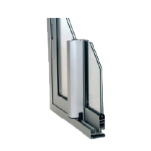 Sección técnica transversal en 3D de un nudo central de puerta corredera Serie CR89 Apotema en acabado plata, mostrando el carril de rodadura y la integración del acristalamiento.